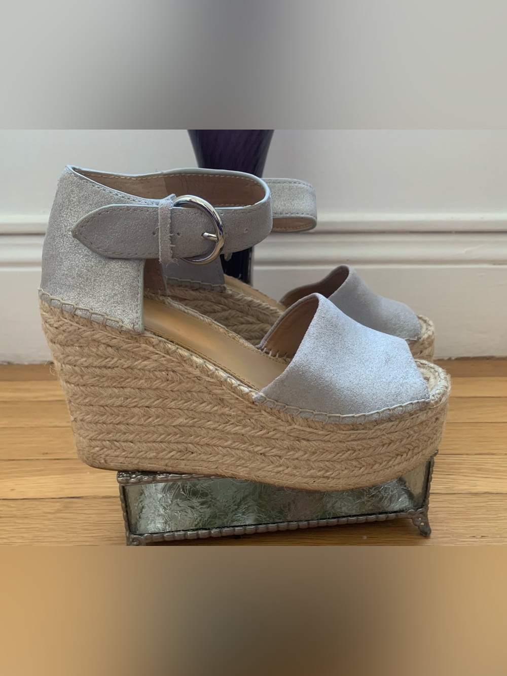 VGUC MARC FISHER MLALIDA Silver Shiny Matt Leather Hi-Wedge Espadrille SZ 8.5M - Picture 4 of 16
